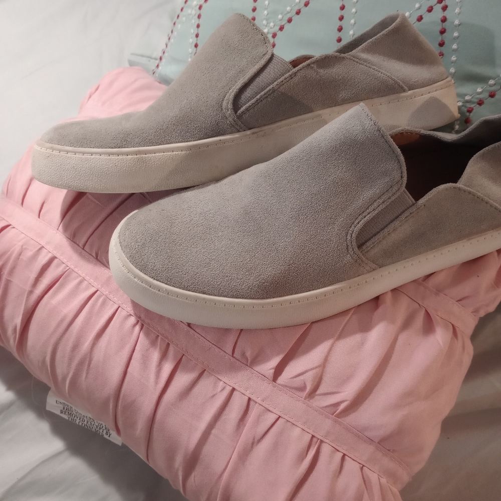 Steve Madden size 8 1/2  slide on slip on comfortable shoe